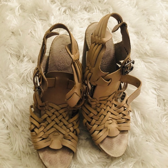 Shoes - 🎉BOGO❣️ Super cute tan and brown sandals. Size 10